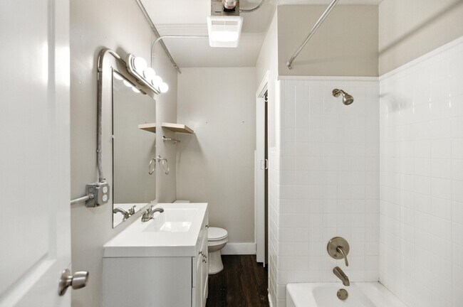 Building Photo - 616 W Maple St