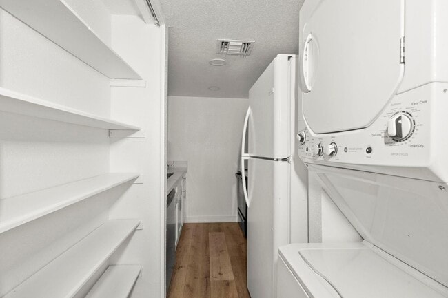 Building Photo - Richmond/Amanda west of Fondren, Classic, beautifully maintained, 2nd floor condominium offers 2 ...