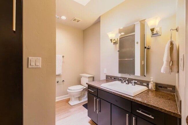 Building Photo - Modern Art Deco Two Bedroom Condo in Nob Hill