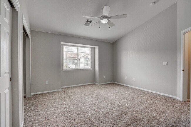 Building Photo - $2,100 - 2 Bed, 2 Bath Townhome in Thornto...