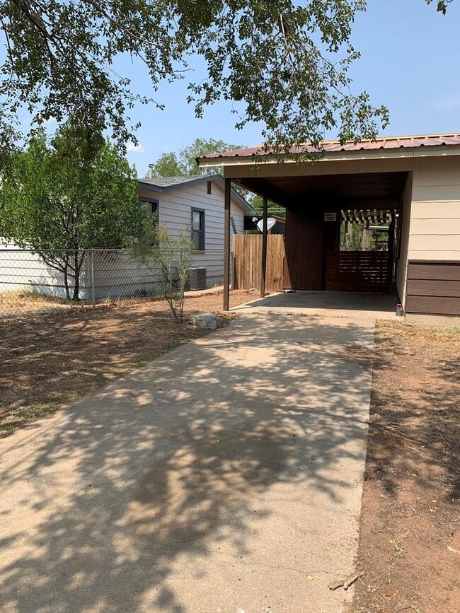 Building Photo - 511 Douglas Dr