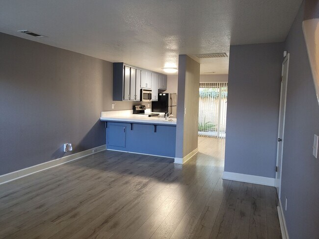 Building Photo - 2 Bedroom 1.5 Bath Condo - HOA community i...