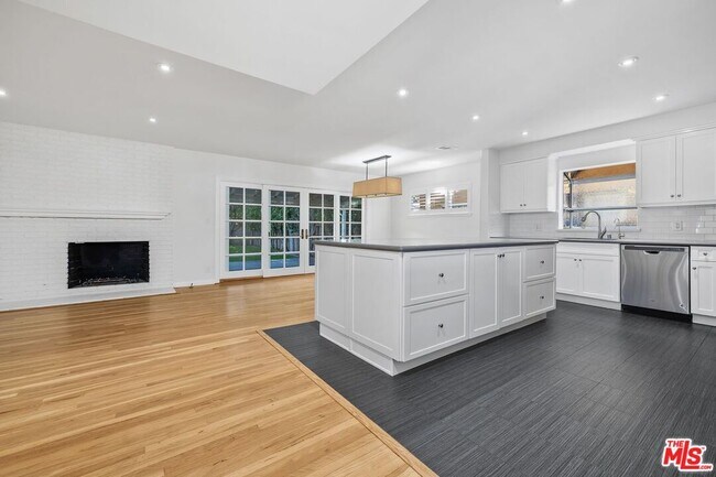 Building Photo - 9344 Valjean Ave