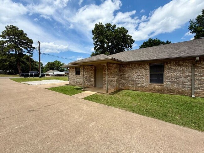 Building Photo - 2 Bedroom, 2 Bathroom Duplex!