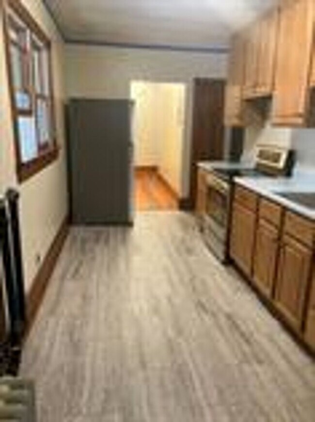 Building Photo - 209 Roxbury St