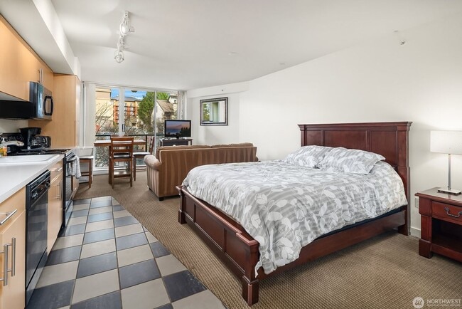 Building Photo - 2Bd/1.75Ba Bellevue Condo