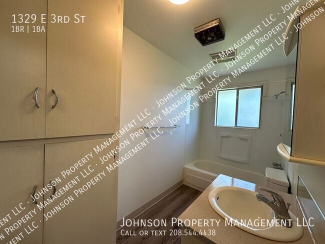 Building Photo - 1329 E 3rd St