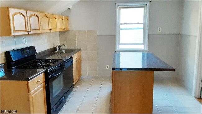 Building Photo - 213 Linden Ave
