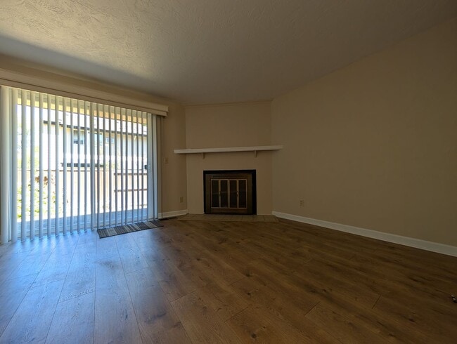 Building Photo - Nice 2 bed/1.5 bath condo in West Eugene