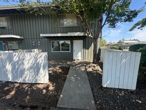 Building Photo - (248 - 277) 1 Bdrm Downstairs W/ Private Y...