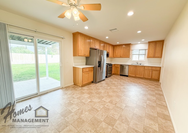 Building Photo - Homes Management - 3 Bed, 2 Bath House in Escondido