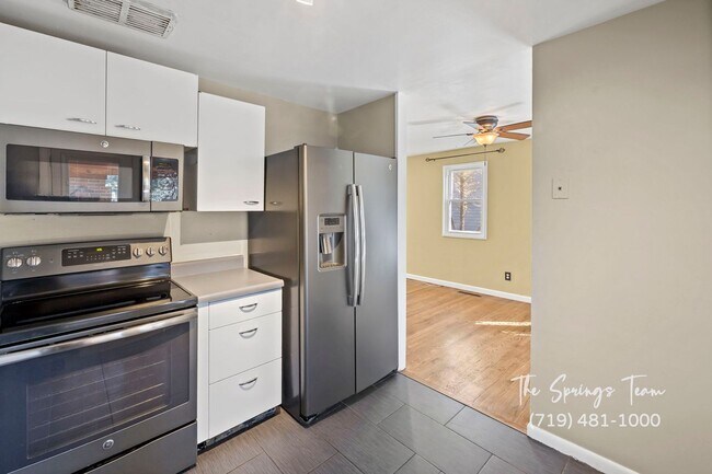 Building Photo - CUTE 3BD RANCHER WITH CHARACTER IN CENTRAL COLORADO SPRINGS - Security Deposit Waiver Available