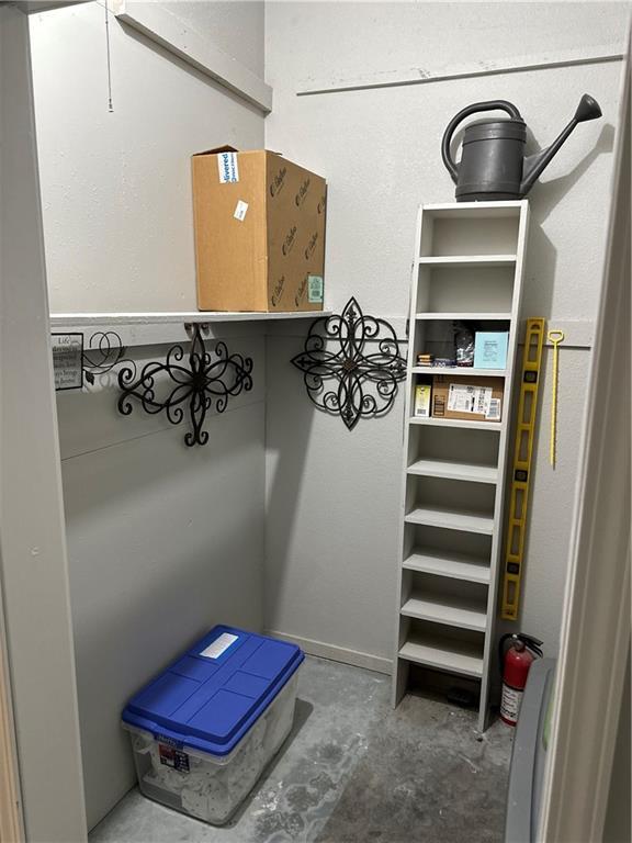 Building Photo - 9 E Elvendon Dr