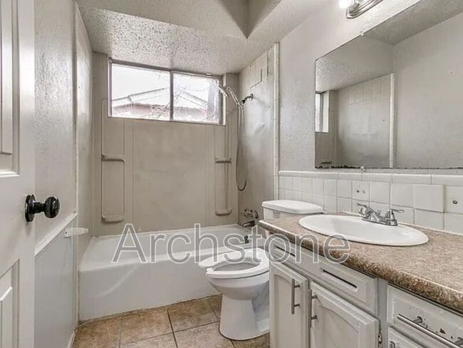 Building Photo - 3217 Overland Dr