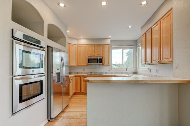 Building Photo - 4 bedroom, 5 bath hime with 3 car garage