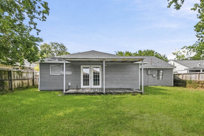 Building Photo - 4-Bedroom in Baytown's Craigmont Place with Washer, Dryer, and Fridge Included.