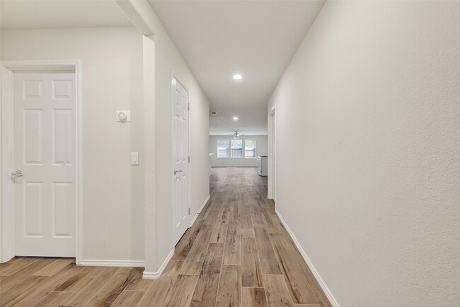 Building Photo - 827 Honeysuckle Vine Dr