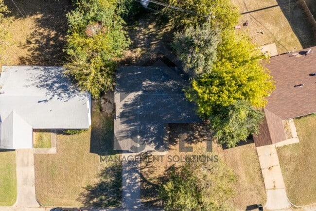 Building Photo - Cute 4 bedroom House