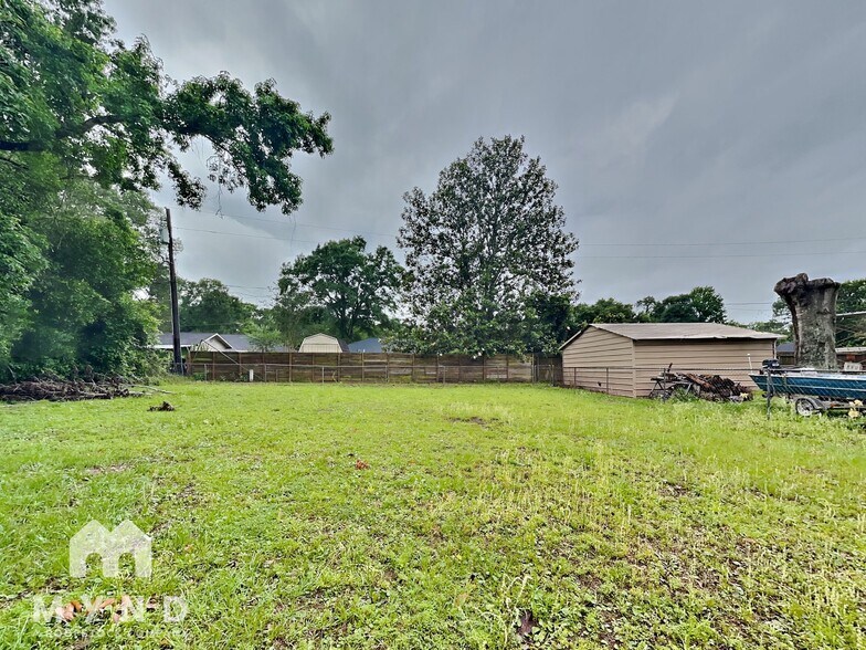 Building Photo - 1502 Maple St