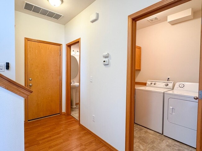 Building Photo - Beautiful 3 bed, 2.5 bath Edmonds Duplex U...