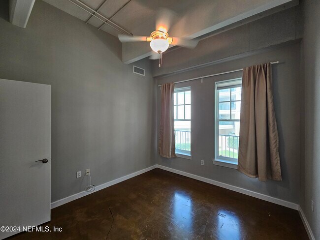 Building Photo - 1661 Riverside Ave