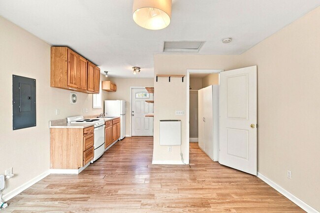 Building Photo - Quiet studio for rent