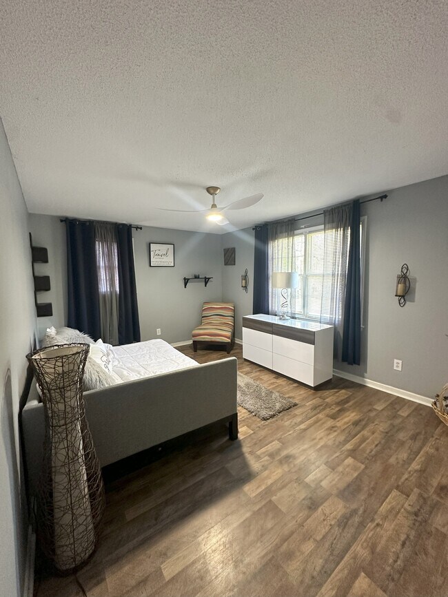 Building Photo - 400 Wesley Dr