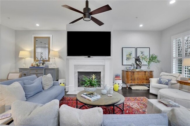 Building Photo - 885 3rd St