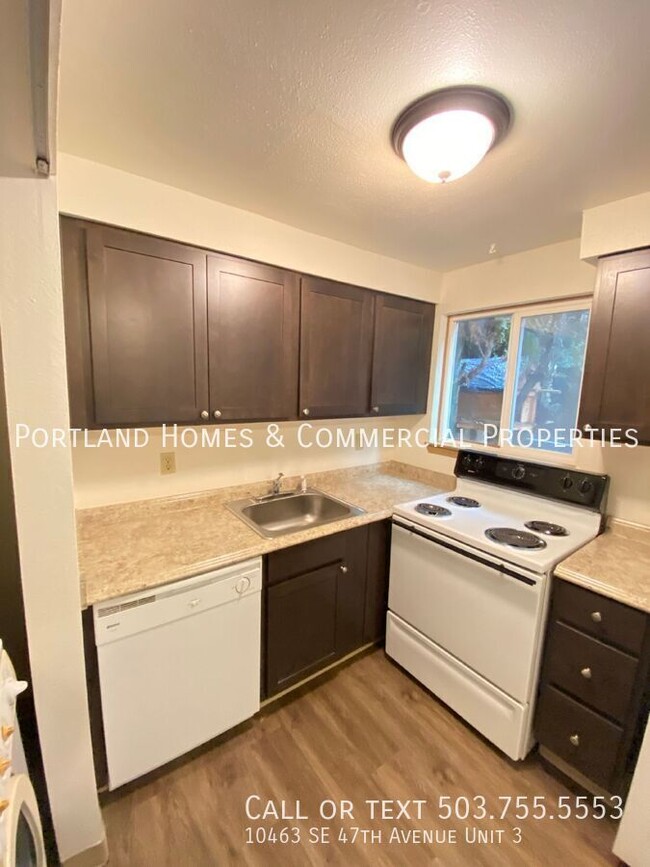 Building Photo - Milwaukie Triplex - 2 Bedroom