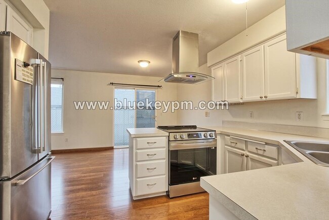 Building Photo - 3 Bed, 2.5 Bath Condo with 1 Car Garage Ne...