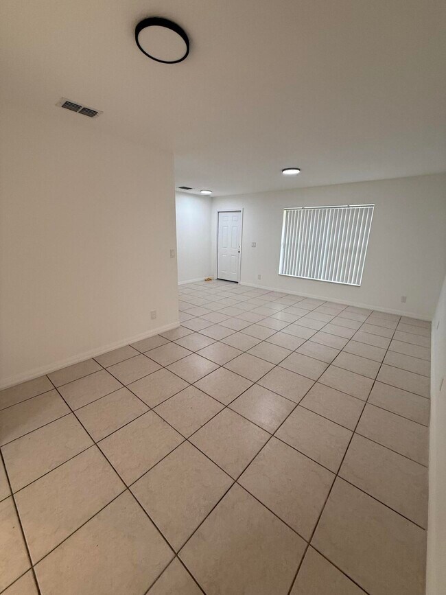 Building Photo - 1215 Hyacinth Pl