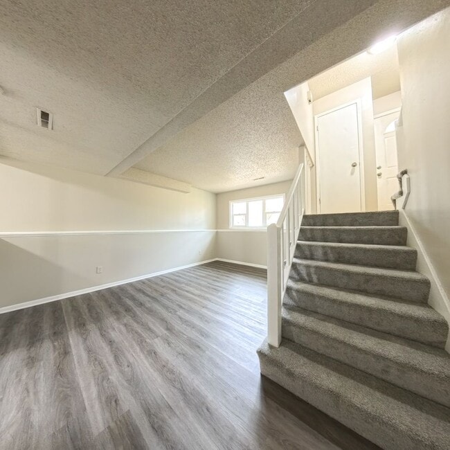 Building Photo - 3 Bedroom 1 Bath Duplex