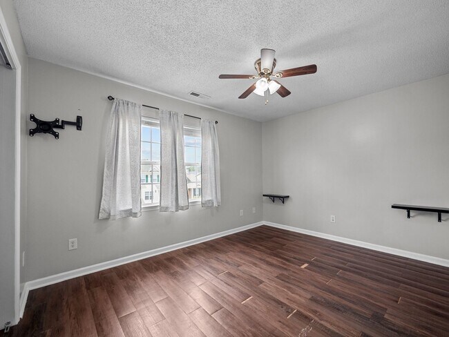 Building Photo - Welcome to Marsh Oaks!