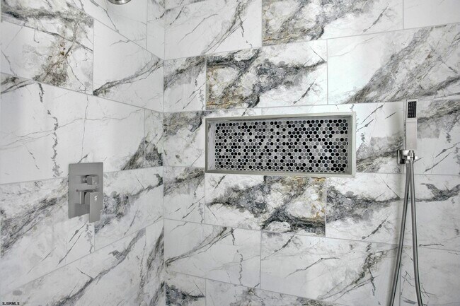 Building Photo - 13 N Victoria Ave