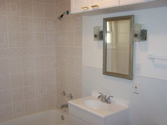 Building Photo - 2 Bed +1 Bath SINGLE FAMILY HOME + HUGE ba...