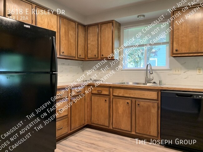 Building Photo - 3618 E Rusley Dr