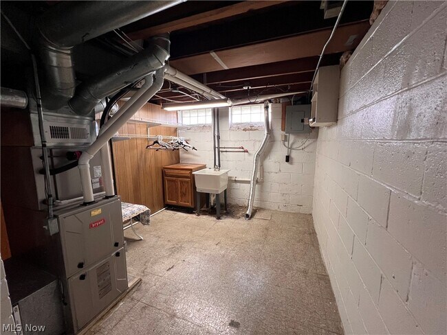 Building Photo - 3006 Torrington Ave