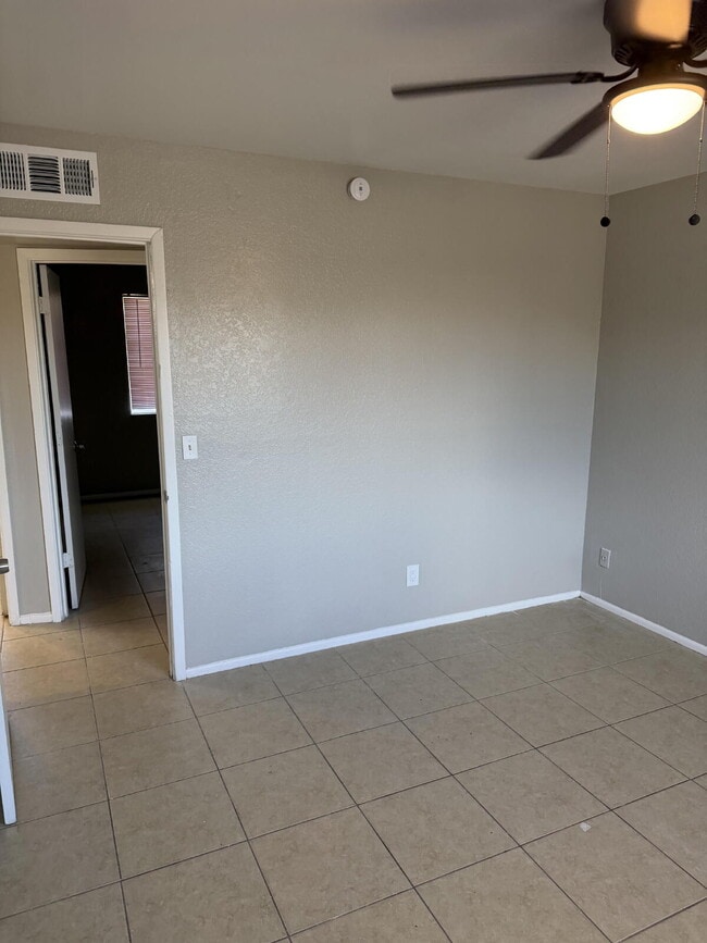 Building Photo - MOVE-IN READY 2 BED WITH NEW KITCHEN & CARPORT