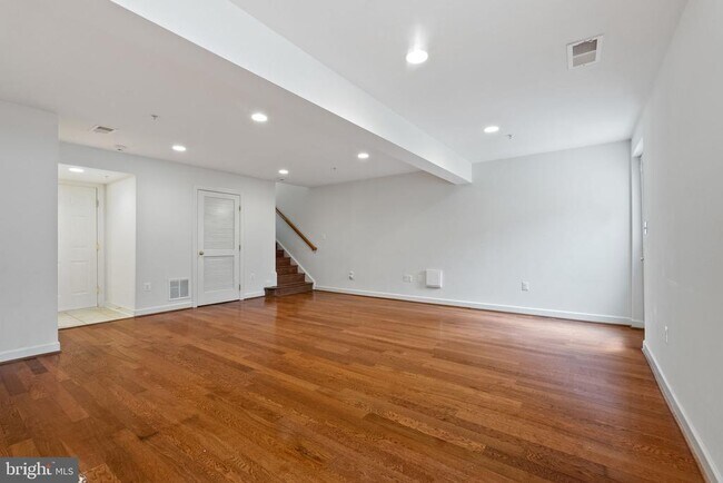 Building Photo - 1515 Regent Manor Ct