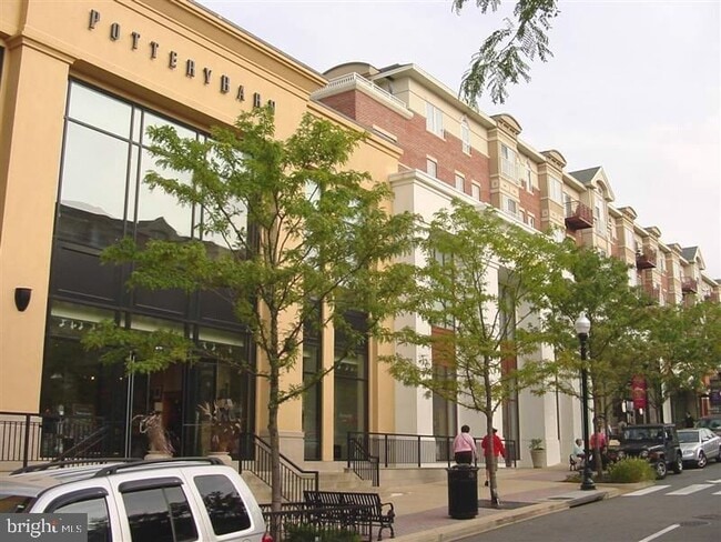 Building Photo - 1320 Fort Myer Dr