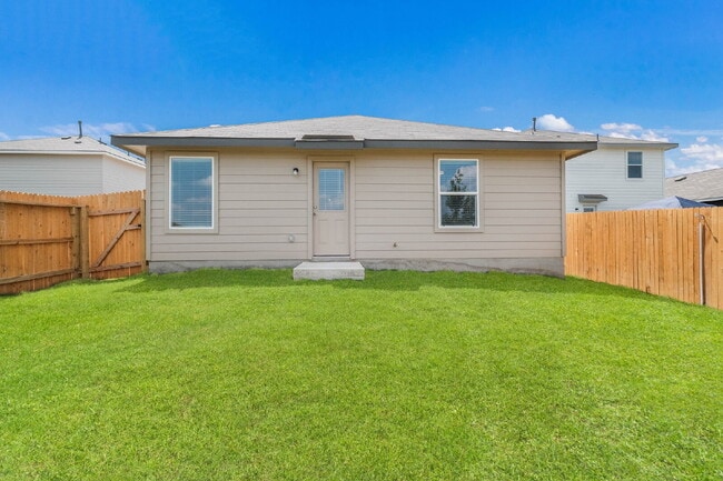 Building Photo - Redbird Ranch 4 Bedroom, 2 Bath, Free Internet, Tons of Amenities