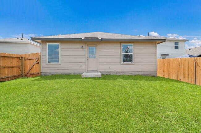 Building Photo - Redbird Ranch 4 Bedroom, 2 Bath, Internet Included, Tons of Amenities