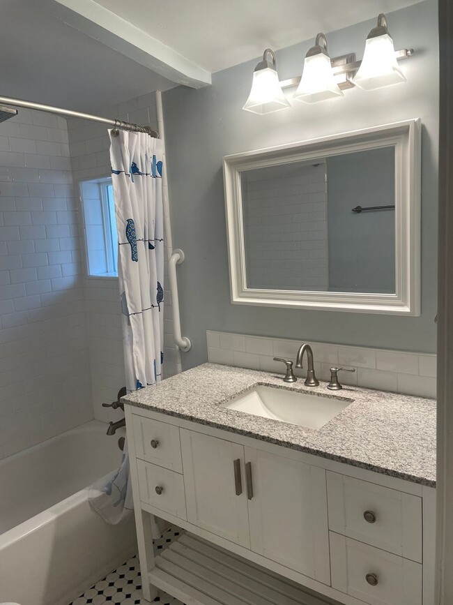 Building Photo - Beautiful Mid Century 3 Bedroom 3.5 Bathro...