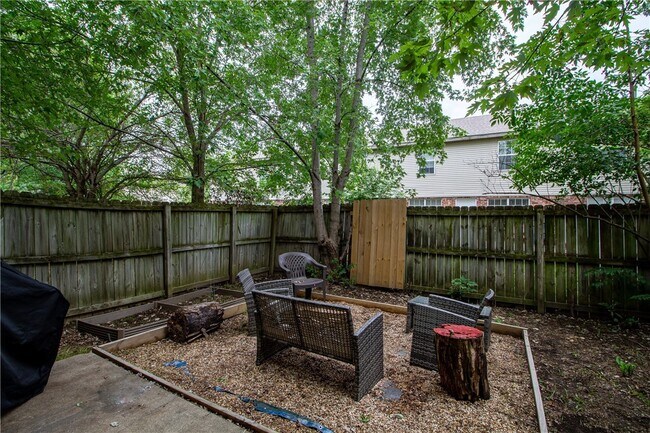Building Photo - 869 W Peachtree Dr