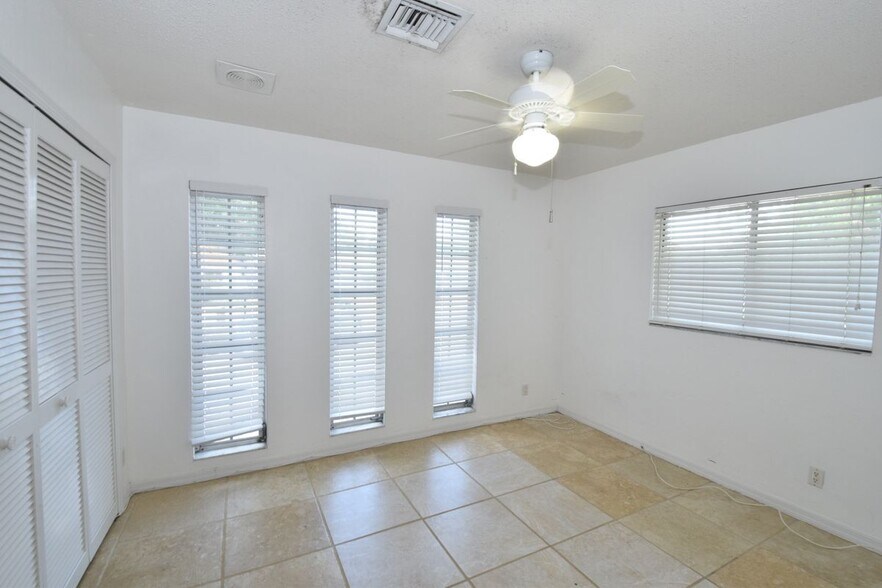 Building Photo - 3461 Lakeview Dr