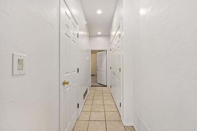 Building Photo - 4 bedroom home in Central Tucson