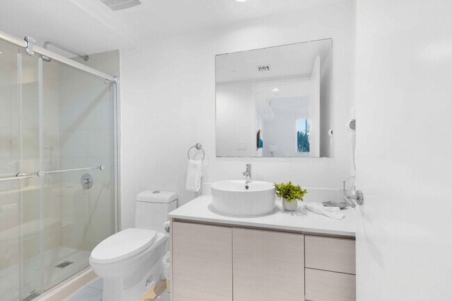 Building Photo - 2602 E Hallandale Beach Blvd