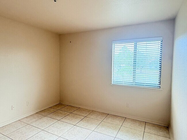Building Photo - 2937 Winkler Ave