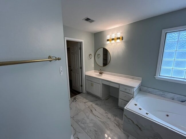 Building Photo - Beautiful 4 Bedroom 2 and a Half Bathroom in the Heart of Sherwood, AR