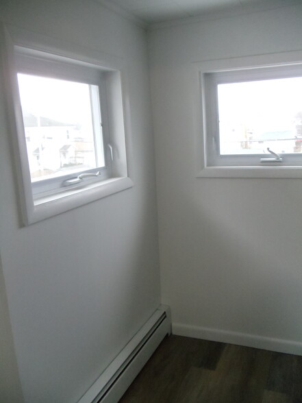 Building Photo - 376 Miller St